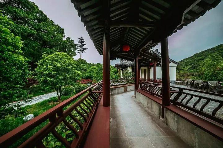 泪目！云南镇雄山体崩塌。消防员废墟中找到六旬夫妻，手紧紧拉住始终没有放开