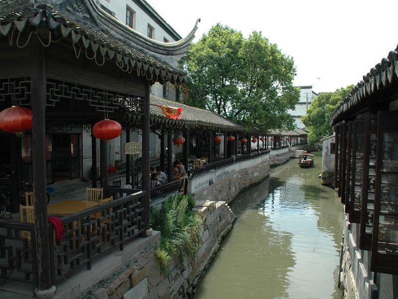 20位大学生校内玩撕名牌游戏，这种游戏有什么意义呢？你会参加吗？游戏画面